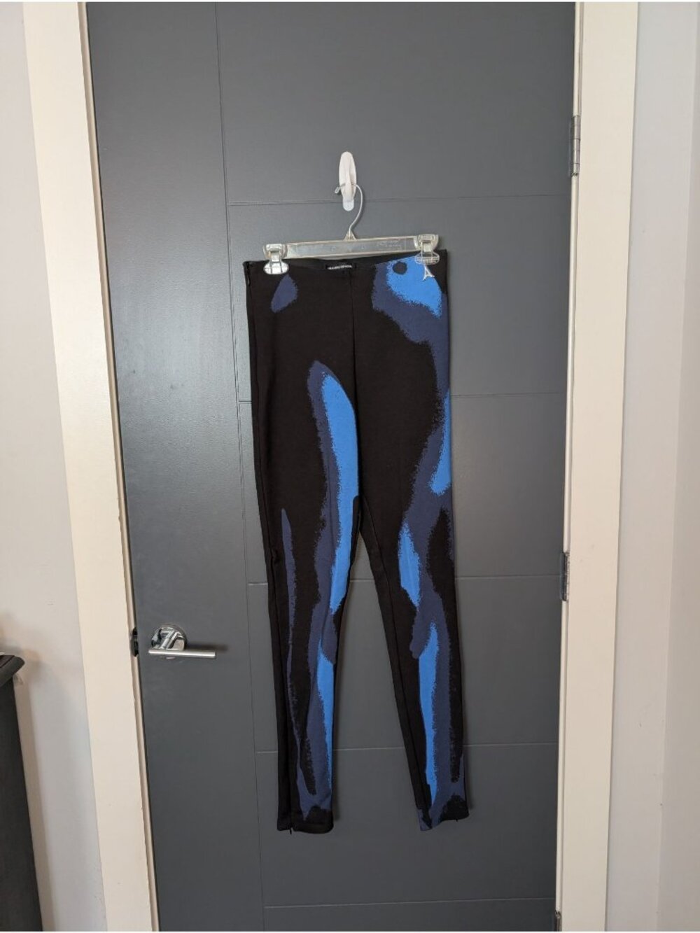 Manière De Voir Body Print Black and Blue Ankle Zip Leggings - 8
